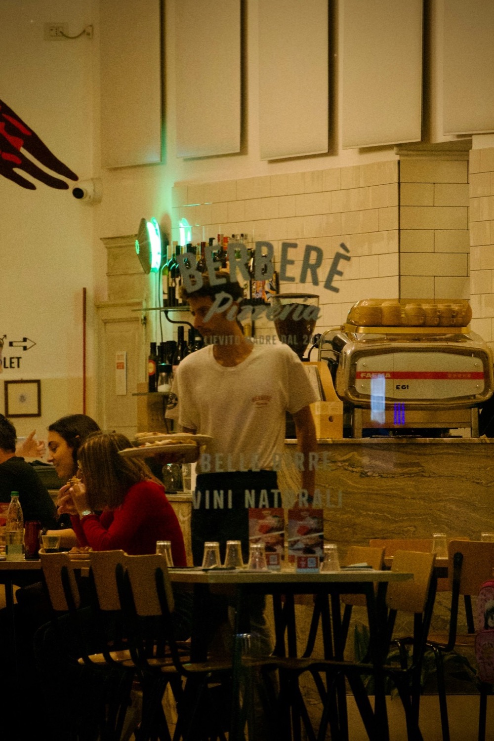 外場人員在餐廳為顧客上餐